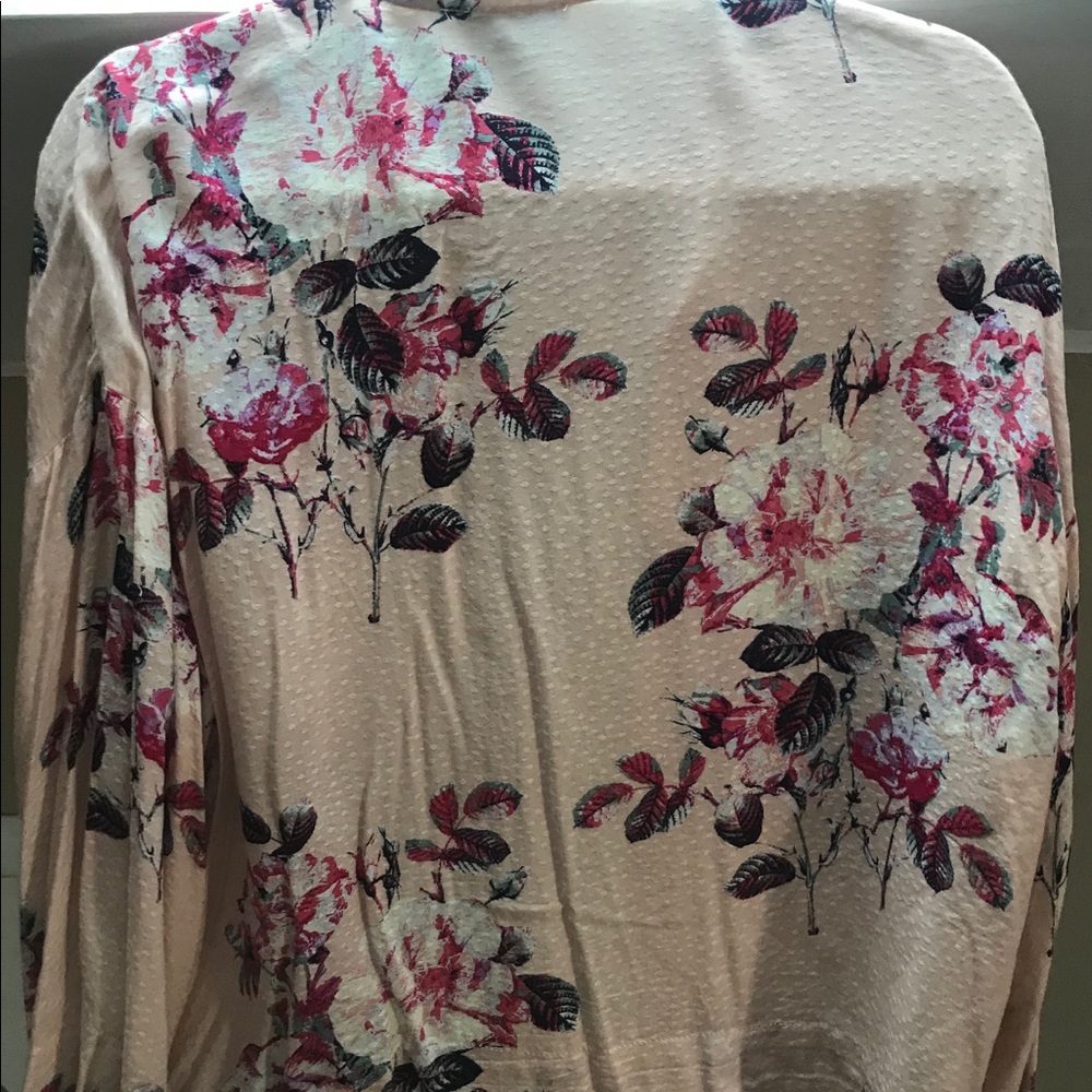 Front tie floral printed shirt! - Picture 2 of 5